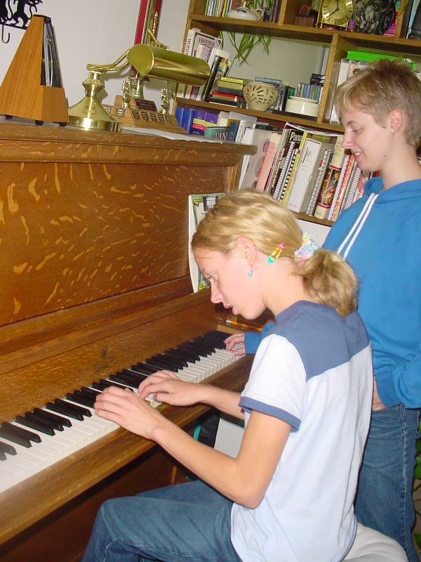 DSC00108.JPG (600x800) 95.15KB Lynne and Karen at the piano