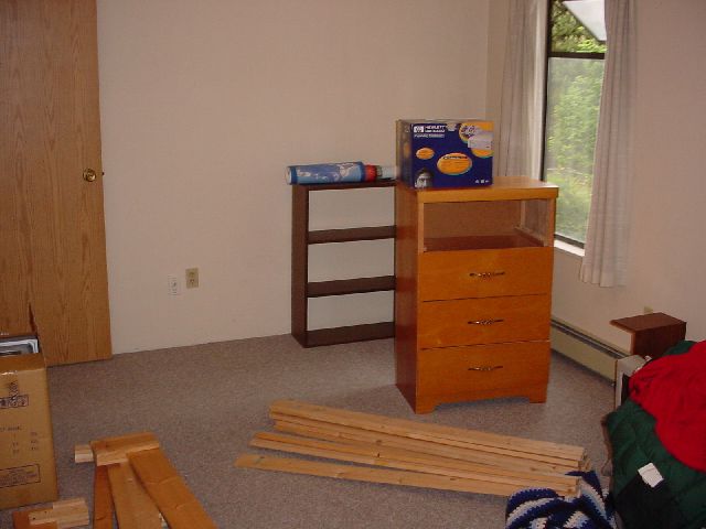 DSC00012.JPG (640x480) 36.96KB my bedroom