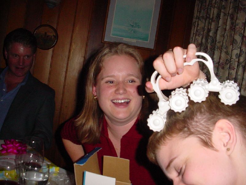 07_GillianMassagingJoannesHead.jpg (800x600) 66.39KB Gillian Massaging Joannes Head