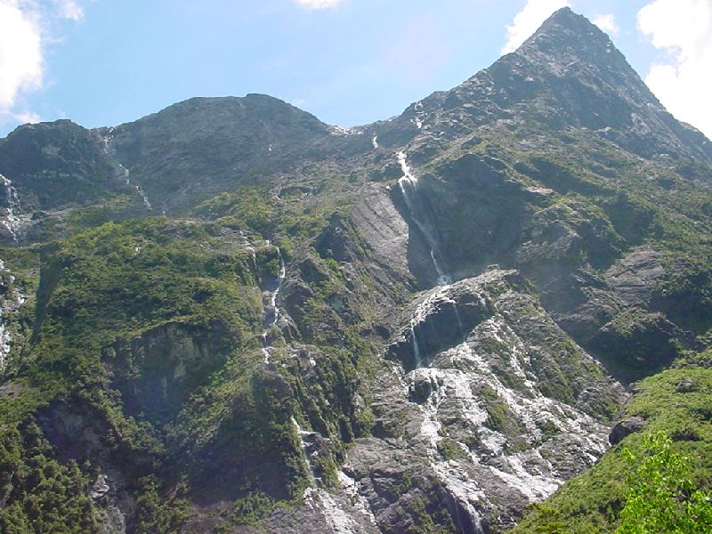 83-SideWaterfallsToMilfordSound.JPG (800x600) 118.63KB 83 - Side Waterfalls To Milford Sound
