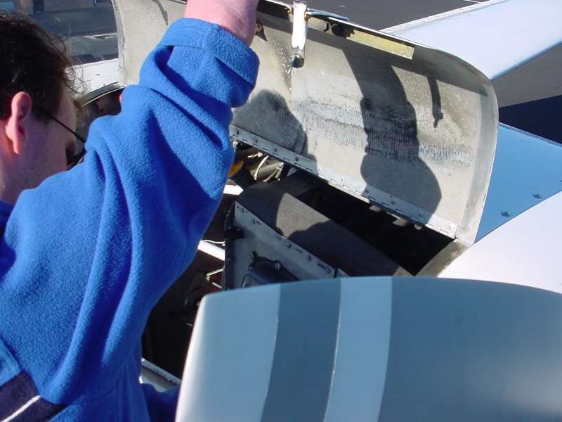 DSC00025.JPG (800x600) 44.62KB Moik making sure the engine's still there