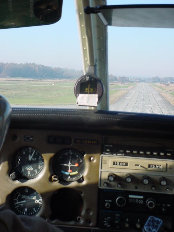 25-ComingInForA.JPG (600x800) 49.40KB Coming in for a landing - nicely lined up