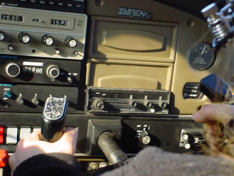 28-MoAtTheControls.JPG (800x600) 74.34KB Mo at the controls