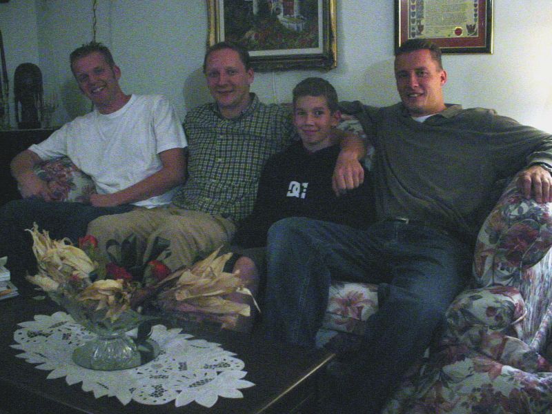 01_TheGuyCousinsIn.JPG (800x600) 90.78KB The guy cousins in attendance - Josh, Jason, Jeremy, and Scott