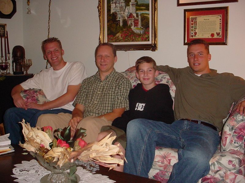 02_TheGuyCousinsIn.JPG (800x600) 94.80KB The guy cousins in attendance - Josh, Jason, Jeremy, and Scott (with flash)