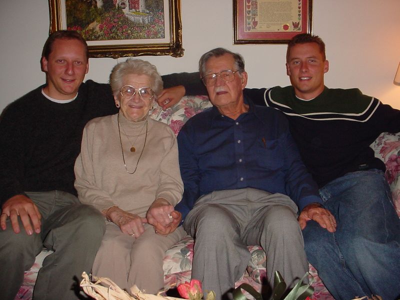 14_JasonAndScottFraming.JPG (800x600) 74.48KB Jason and Scott framing Grandma and Grandpa