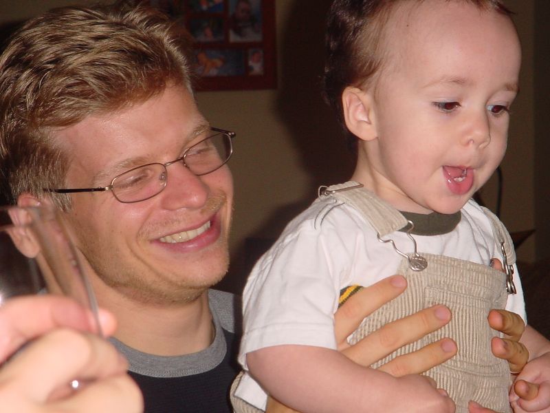 23_JohnEntertainingMax.JPG (800x600) 66.71KB John entertaining Max