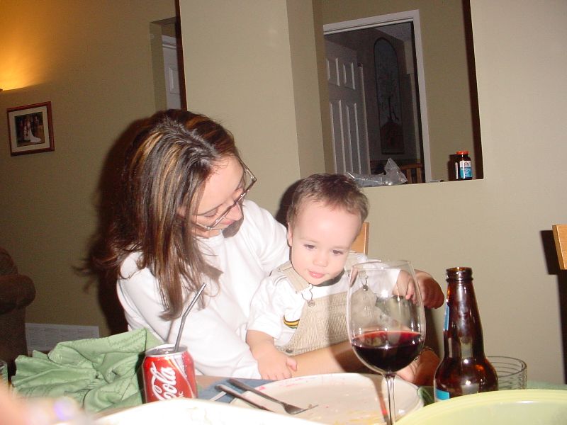 24_RozMaxAndA.JPG (800x600) 65.33KB Roz, Max, and a buncha drinks