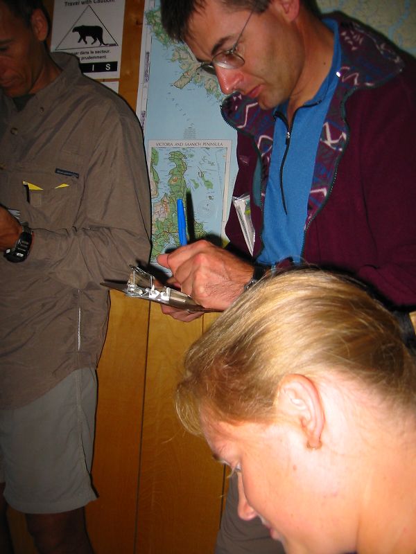 001_RogierAndGillianFilling.JPG (600x800) 67.00KB Rogier and Gillian filling out the trail use forms