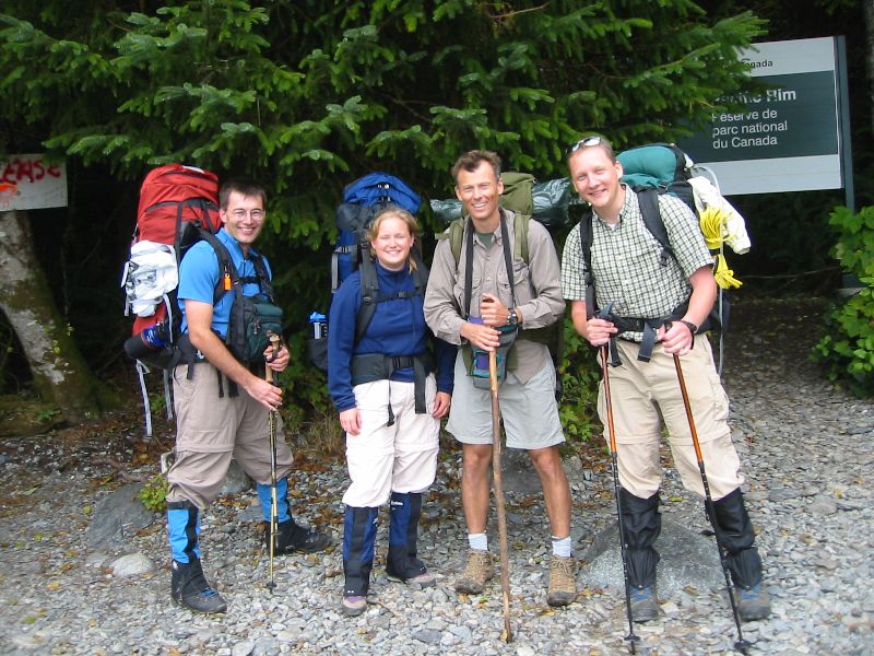 008_JasonGettingInOn.JPG (800x600) 129.21KB Jason getting in on the group picture at the start of the trail