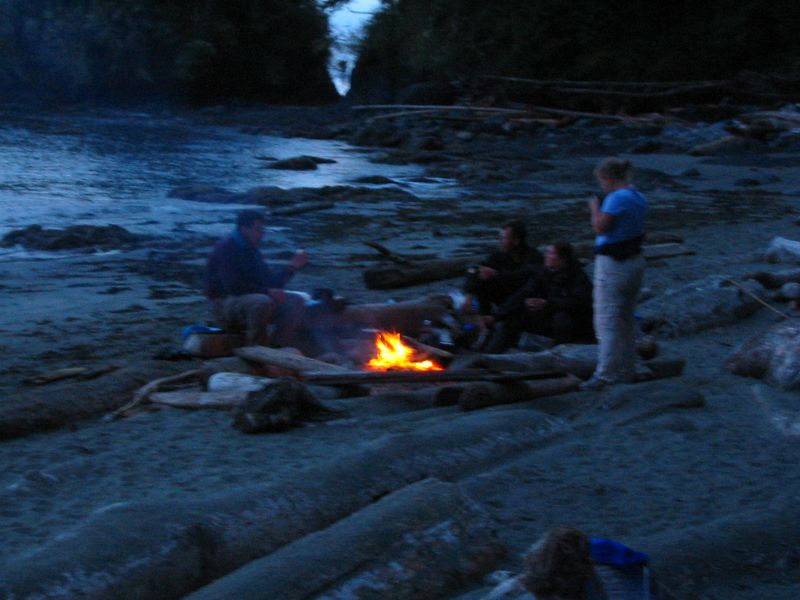 024_WithTheFireBans.JPG (800x600) 63.85KB With the fire bans gone, we could have campfires every night. Rogier even packed along marshmellows!