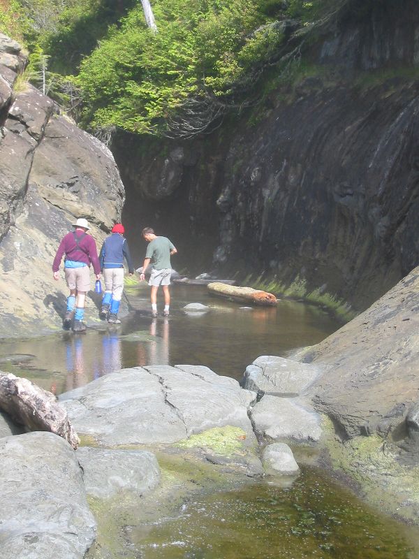 040_RogierTovaAndWill.JPG (600x800) 106.60KB Rogier, Tova and Will going to explore a hidden paradise.