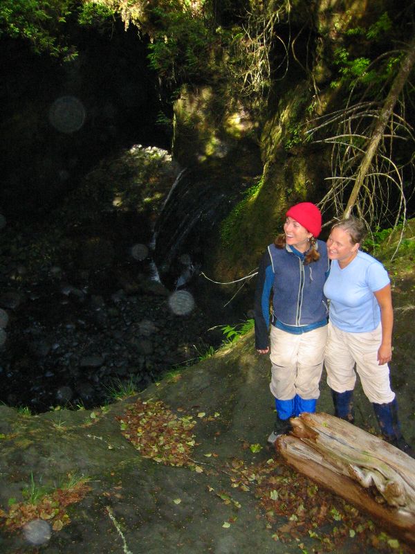 042_TovaAndGillianAt.JPG (600x800) 103.86KB Tova and Gillian at the hidden waterfall grotto