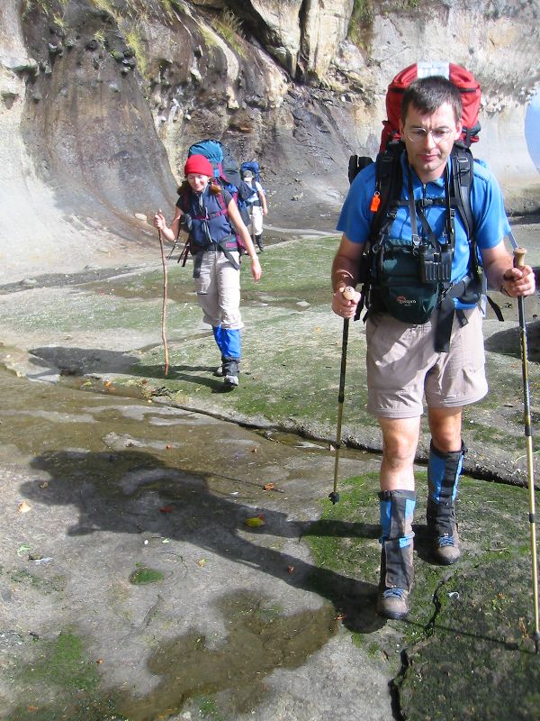 053_RogierTakingTheTask.JPG (600x800) 136.25KB Rogier taking the task of walking on slippery sandstone very seriously.