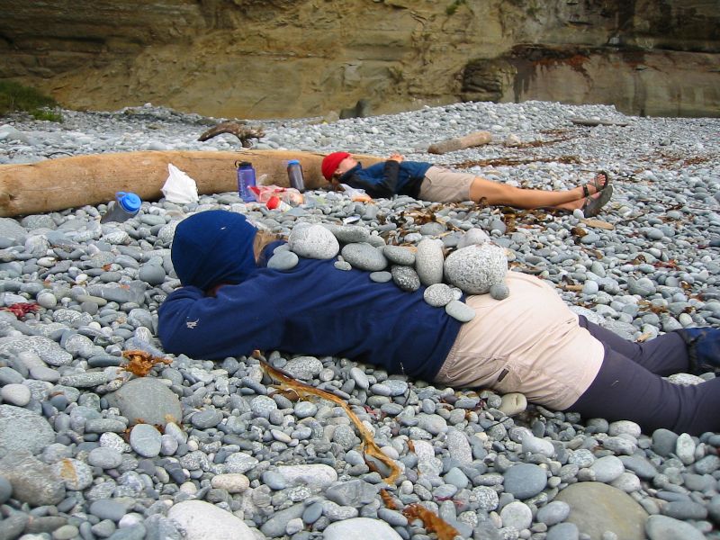 066_HotRockTherapyAt.JPG (800x600) 130.01KB Hot rock therapy at the lunch break spot.