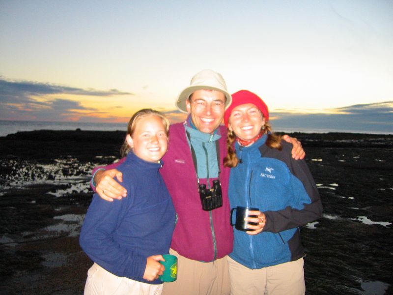 072_GillianRogierAndTova.JPG (800x600) 58.63KB Gillian, Rogier and Tova watching the sunset at Logan creek campsite